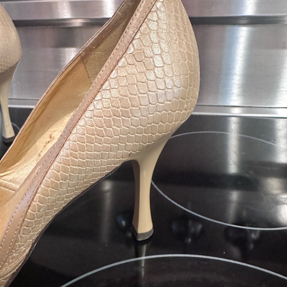 BCBGirls Nude Snakeskin-Textured Pointed Toe Bow Pumps Dress Shoes size 9.5 - Picture 3 of 16